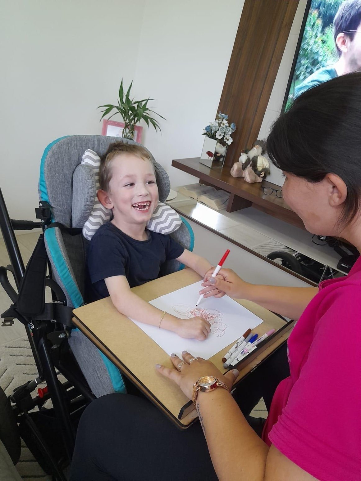 Miguel sorrindo em uma atividade