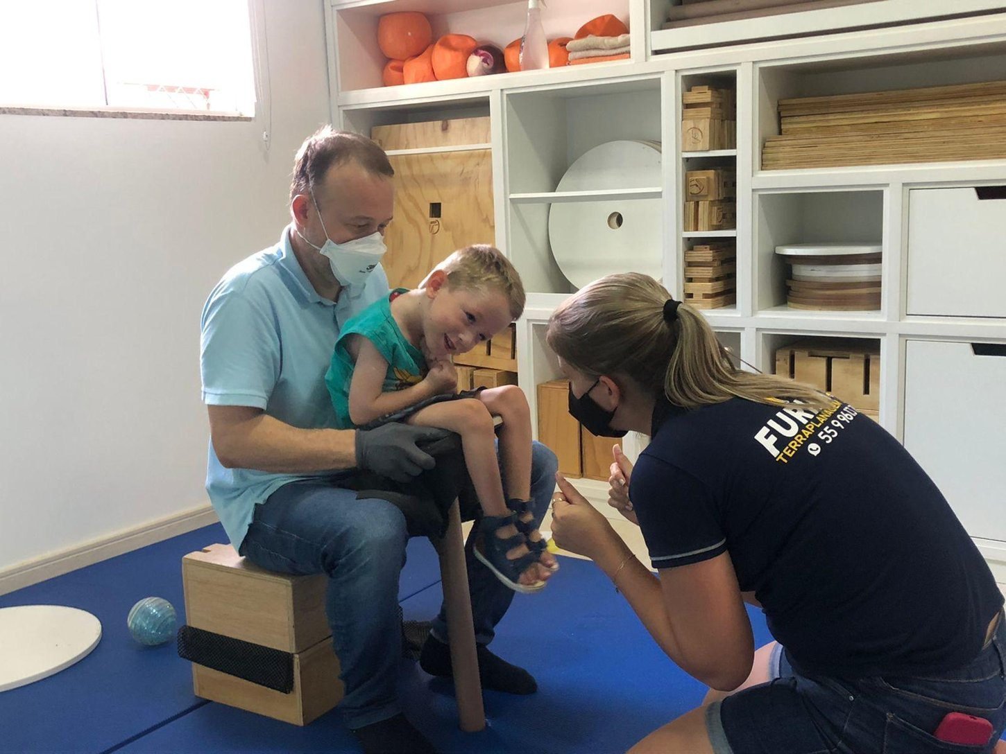 Miguel em uma sessão de terapia acompanhado